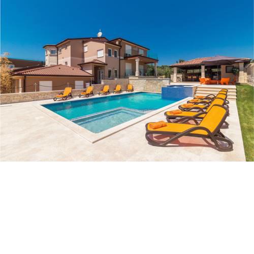 Seven-Bedroom Holiday Home in Valtura