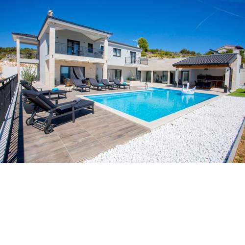 Sevid Chateau Sleeps 10 with Pool Air Con and WiFi