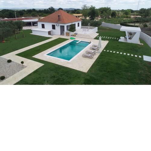 S&I Peaceful Holiday Home With Pool & Jacuzzi
