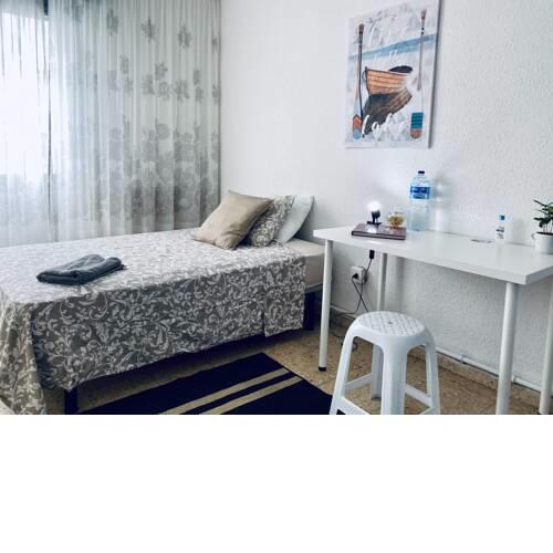 SIMPLE ROOM IN LA ROCHAPEA