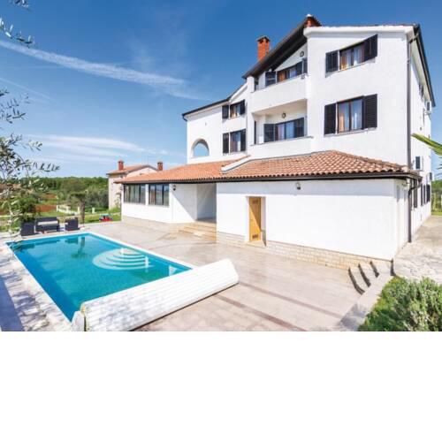 Simplistic Apartment in Poreč with Swimming Pool