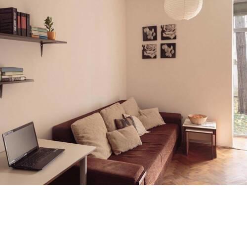 Singe bedroom apartment in centre with backyard lawn
