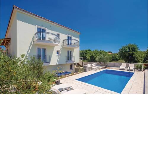 Six-Bedroom Holiday Home in Linardici