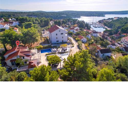 Six-Bedroom Holiday home Milna with Sea View 04