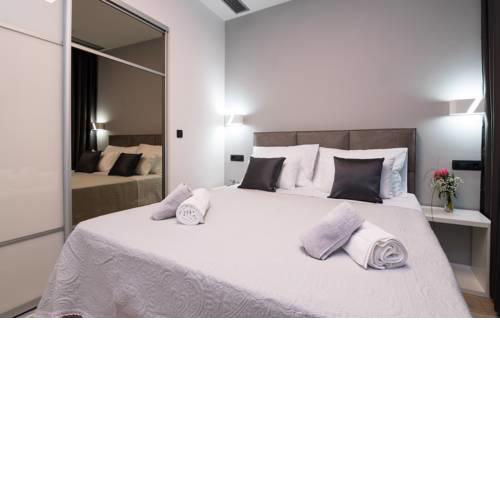 Sky & Sun Luxury Rooms with private parking in the garage