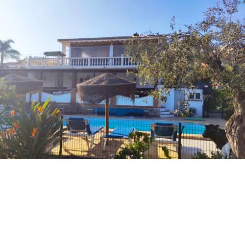 Sleeps 18, Mini golf, games room, bar, option for heated pool, jacuzzi
