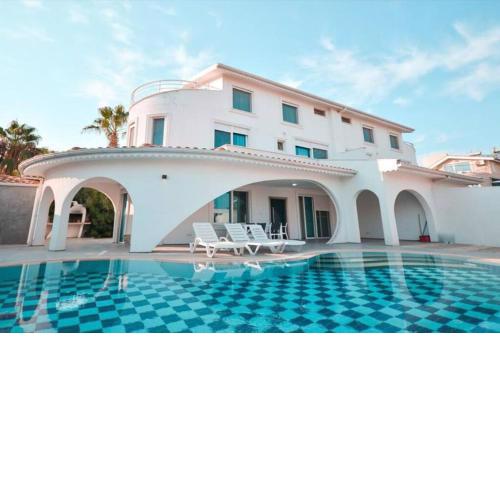 Sleeps 6, Modern and Private Pool Villa - AWZ 289