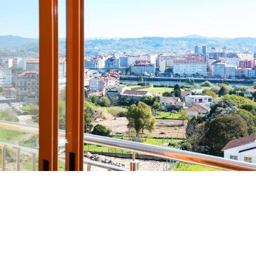 SOLEADO con VISTAS y GARAJE ---Zona Tranquila--Pontevedra Centro a 2min en coche--