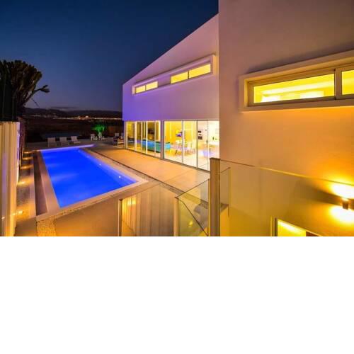 Sonnenland Villa Sleeps 8 with Pool and Air Con