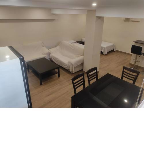 Sótano independiente, baño propio, salón y piscina