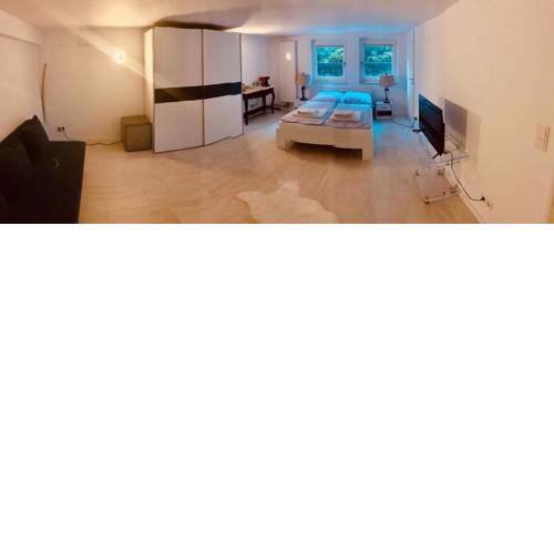 Souterrain Zimmer mit separatem Eingang und Bad