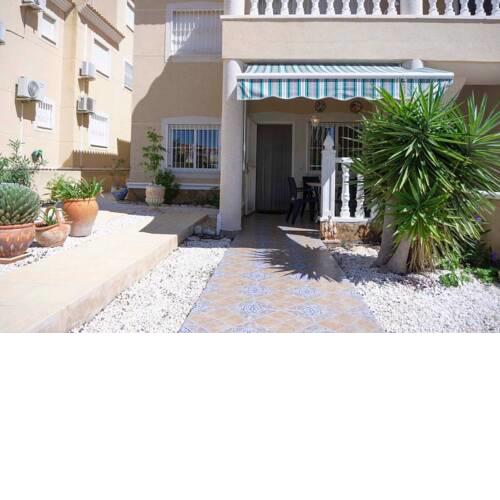 Spacious 2 Bed Ground floor apartment with beautiful communal pool
