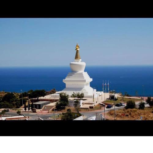 Spacious 2-bedroom apartment with Sea&Stupa views