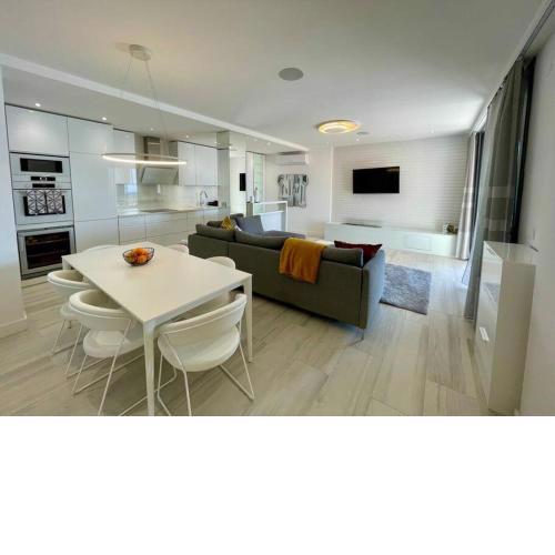 Spacious 2Bdrm Apt. LuxeView4- SeaView