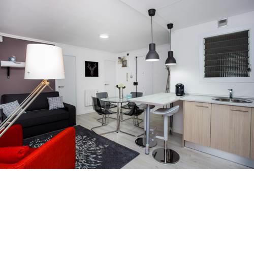 Spacious 3 bedroom apartment, 7mins to tube