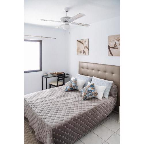 Spacious 3 bedroom apartment in Puerto de Santiago. Walk to the beach. Fast WiFi, Netflix, workstation.