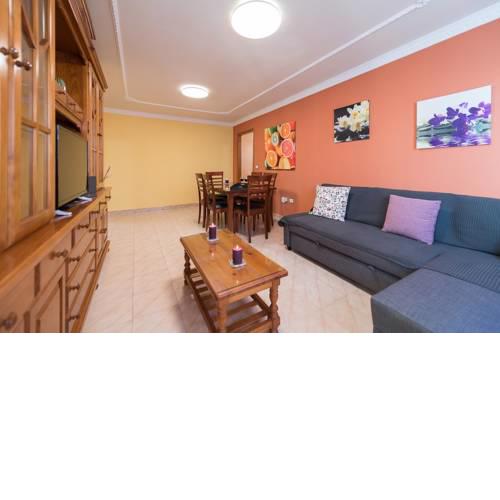 Spacious 3-bedroom flat, 2 min from the beach
