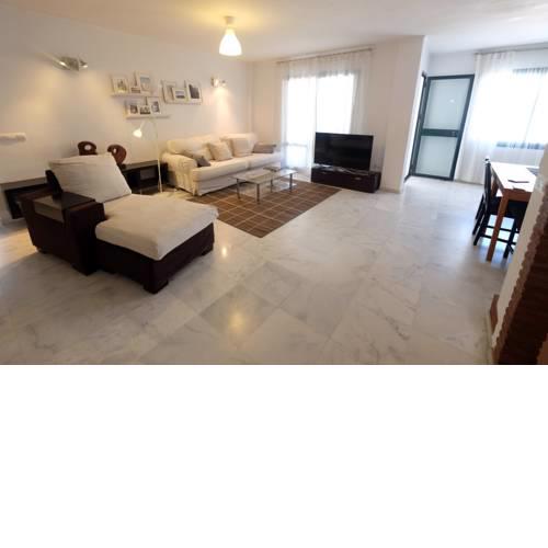 Spacious 3 bedrooms apartment within walking distance to the beach
