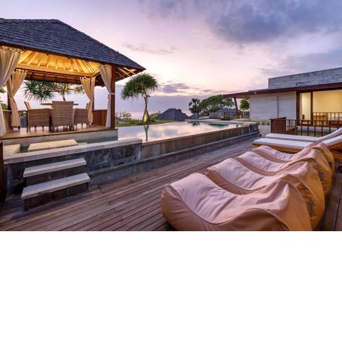 Spacious 3 Bedrooms Private Pool Beachfront Villa in Seminyak