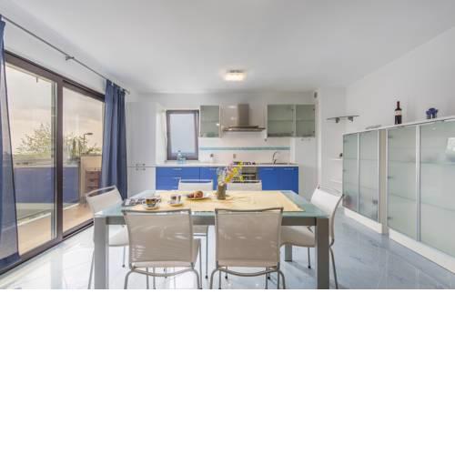 Spacious 3BDR Sea View Apartment next to the Beach