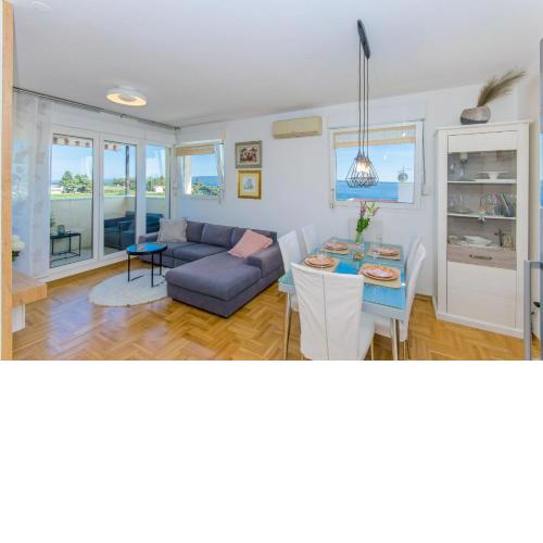 Spacious and luxury apartment with sea view and secure garage