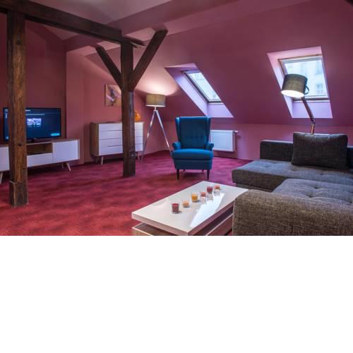 Spacious and Quiet Attic Flat in Centre + PARKING
