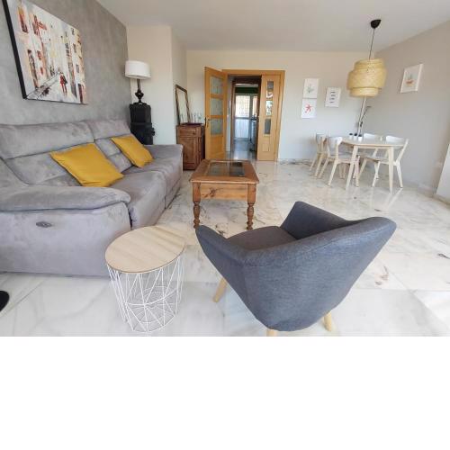 Spacious and sunny apartment next to the beach
