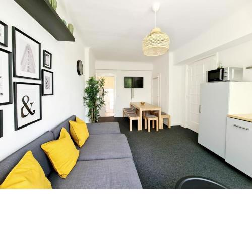 Spacious Apartment for 10 in great location