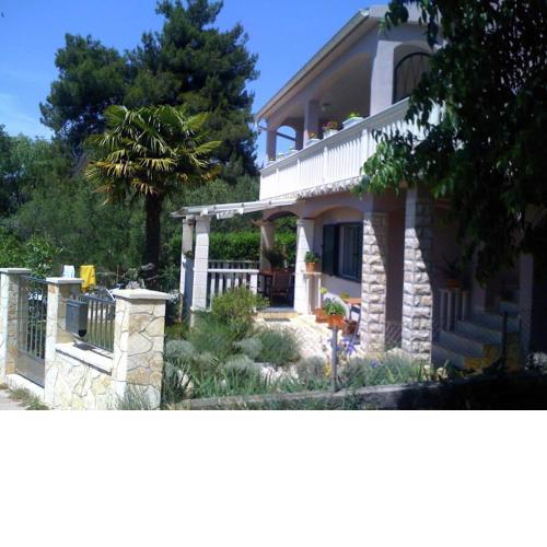 Spacious Apartment in Dalmatia near the Forest