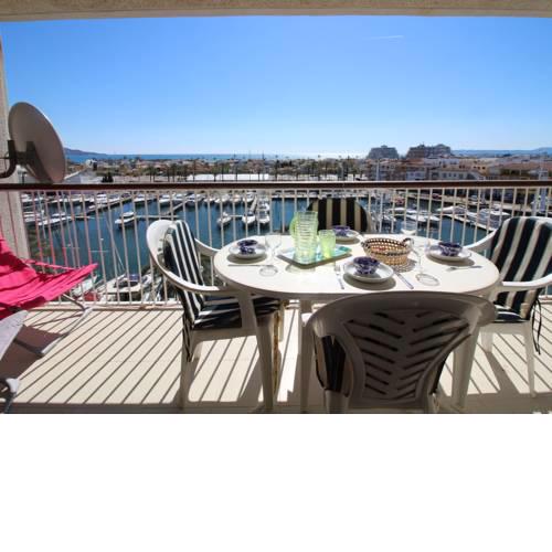 Spacious Apartment in Empuriabrava with Terrace