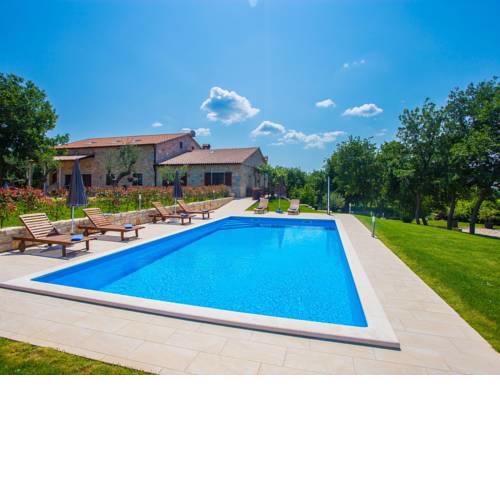 Spacious Apartment in Sveti Lovrec with Swimming Pool