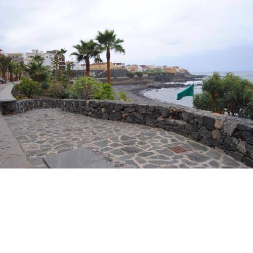 Spacious apartment just few steps of the ocean in La Caleta