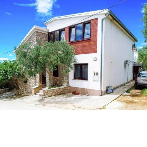 Spacious Apartment with Garden in Starigrad Croatia