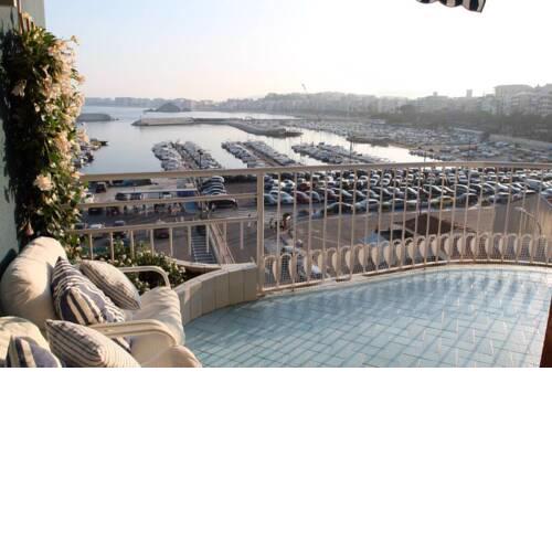 Spacious apartment with spectacular sea views