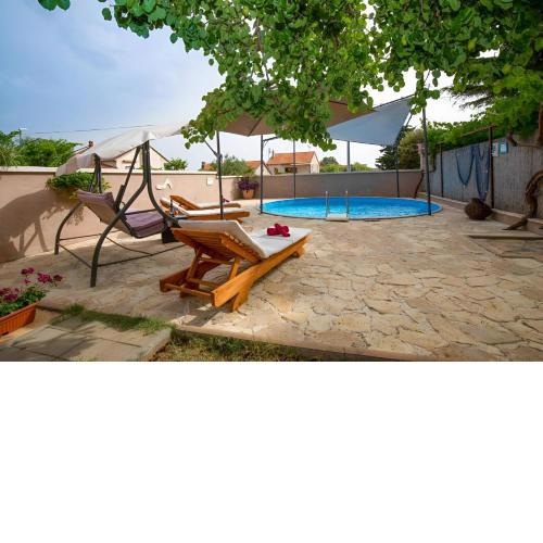 Spacious apartments with pool, Pakoštane