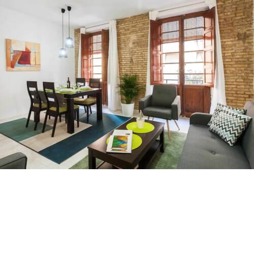 Spacious, bright apartment next to the old town