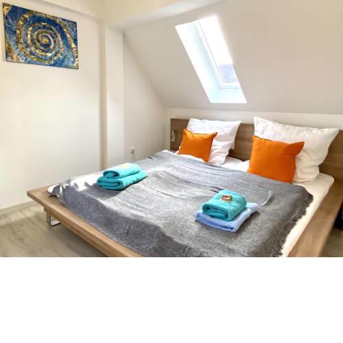 Spacious & Bright: King Bed, Kitchen, Free Parking