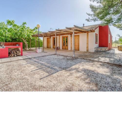 Spacious Cottage in Moratalla with Swimming Pool