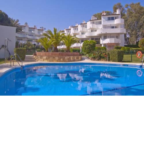 Spacious duplex apartment walking distance to the beach