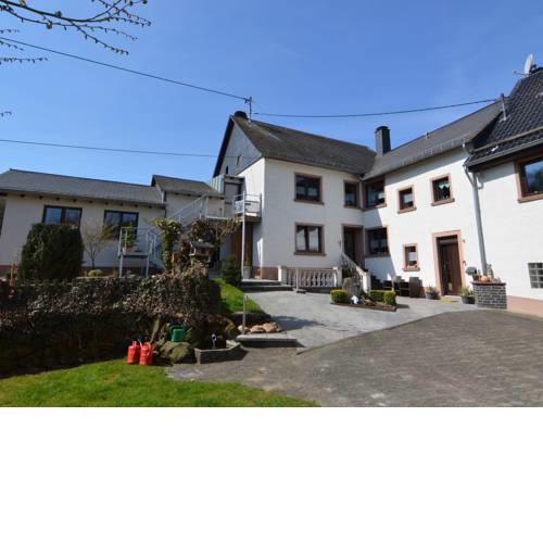 Spacious Farmhouse in uxheim with Garden