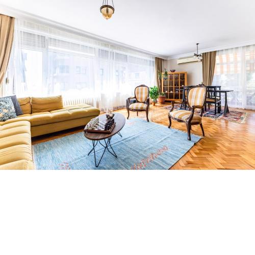 Spacious Flat w Balcony 3 min to Kadikoy Square