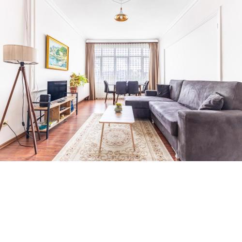 Spacious Flat w Balcony Near Marmaray in Kadikoy
