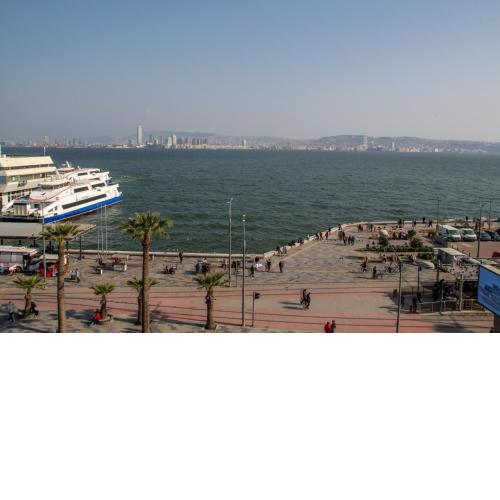 Spacious Flat with Sea View in İzmir Karsiyaka