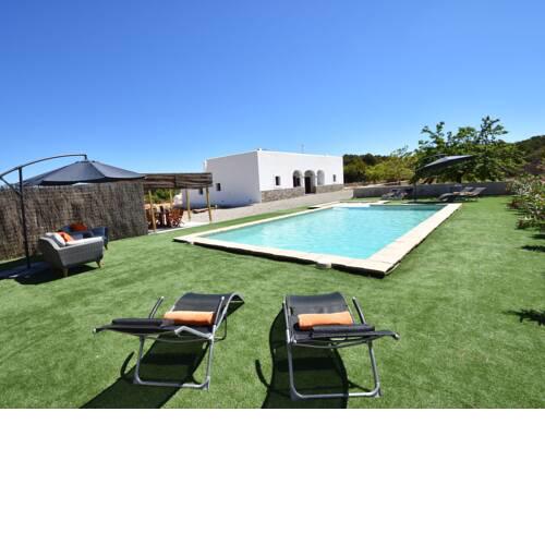 Spacious Holiday Home in San Rafael with Swimming Pool