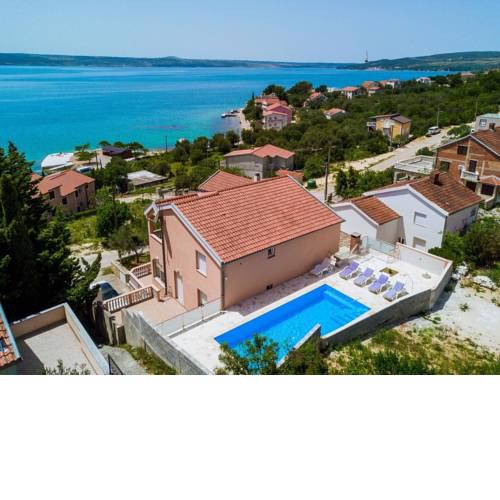 Spacious Holiday Home with Private Pool near Sea in Jasenice