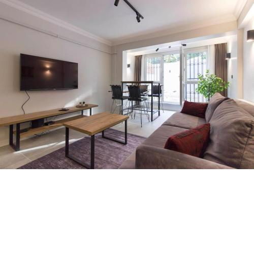 Spacious Modern 2BR flat w Private Patio in Moda