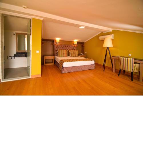 Spacious Penthouse with Terrace near Hadrian's Gate
