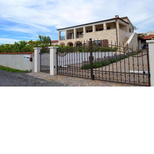 Spacious poolside villa with beautiful garden in Kringa