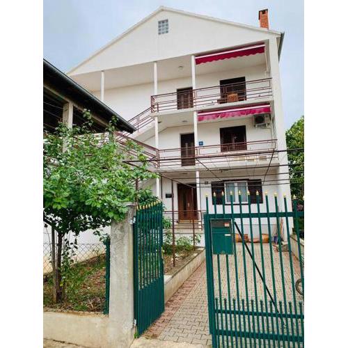 Spacious retro 3-bedroom home 130m2 in Zadar, Puntamika Borik beach area