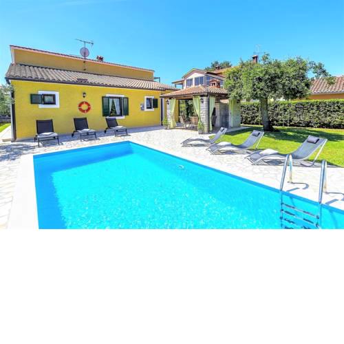 Spacious Three-Bedroom Villa Balun with Pool